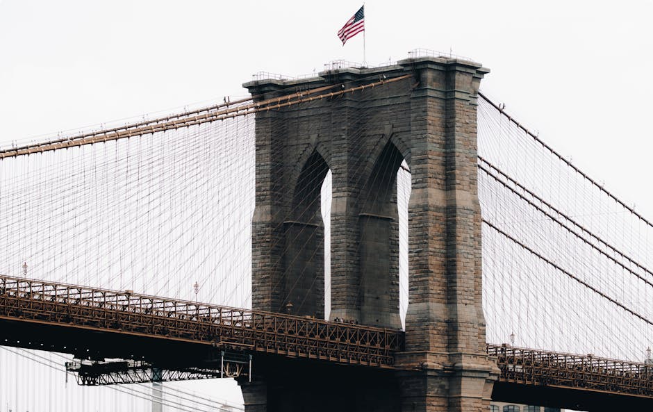 Patinador realizando un truco en un parque urbano